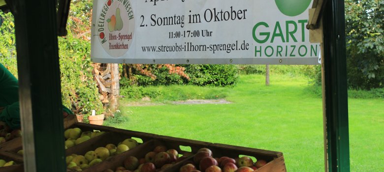 Ein Hinweisschild für den Apfeltag in Ilhorn