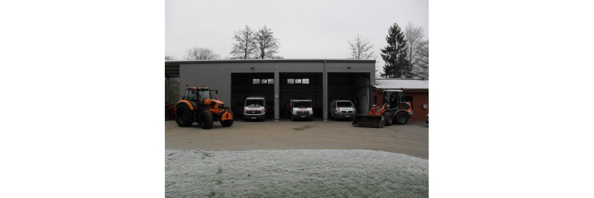 Fuhrpark Bauhof vor Halle