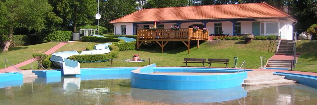 Kindebecken mit Rutsche