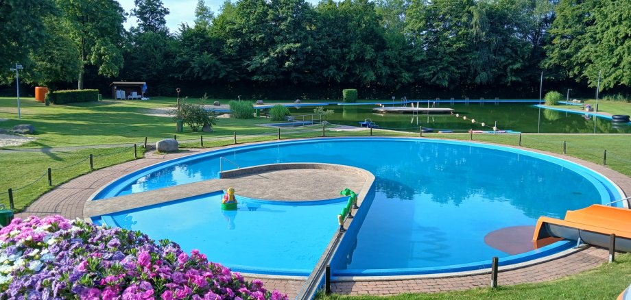 Schwimmbecken Juli 2025
