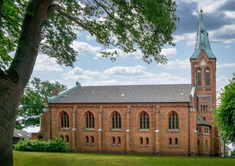 Gesamtansicht St. Bartholomäus-Kirche Die Kirche im Sticht