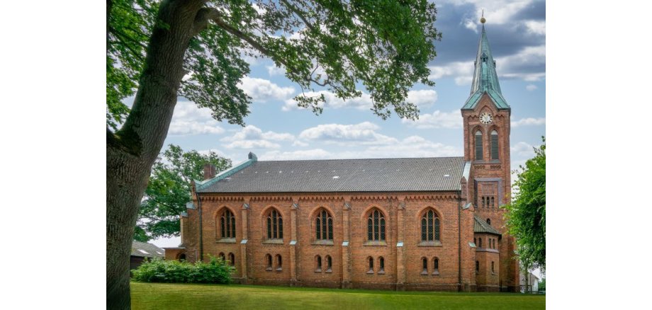 Gesamtansicht St. Bartholomäus-Kirche Die Kirche im Sticht