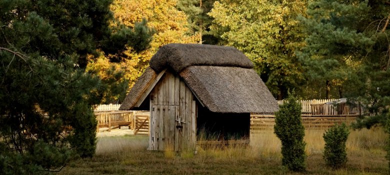 Reetgedeckter Honigspeicher auf dem Schäferhof