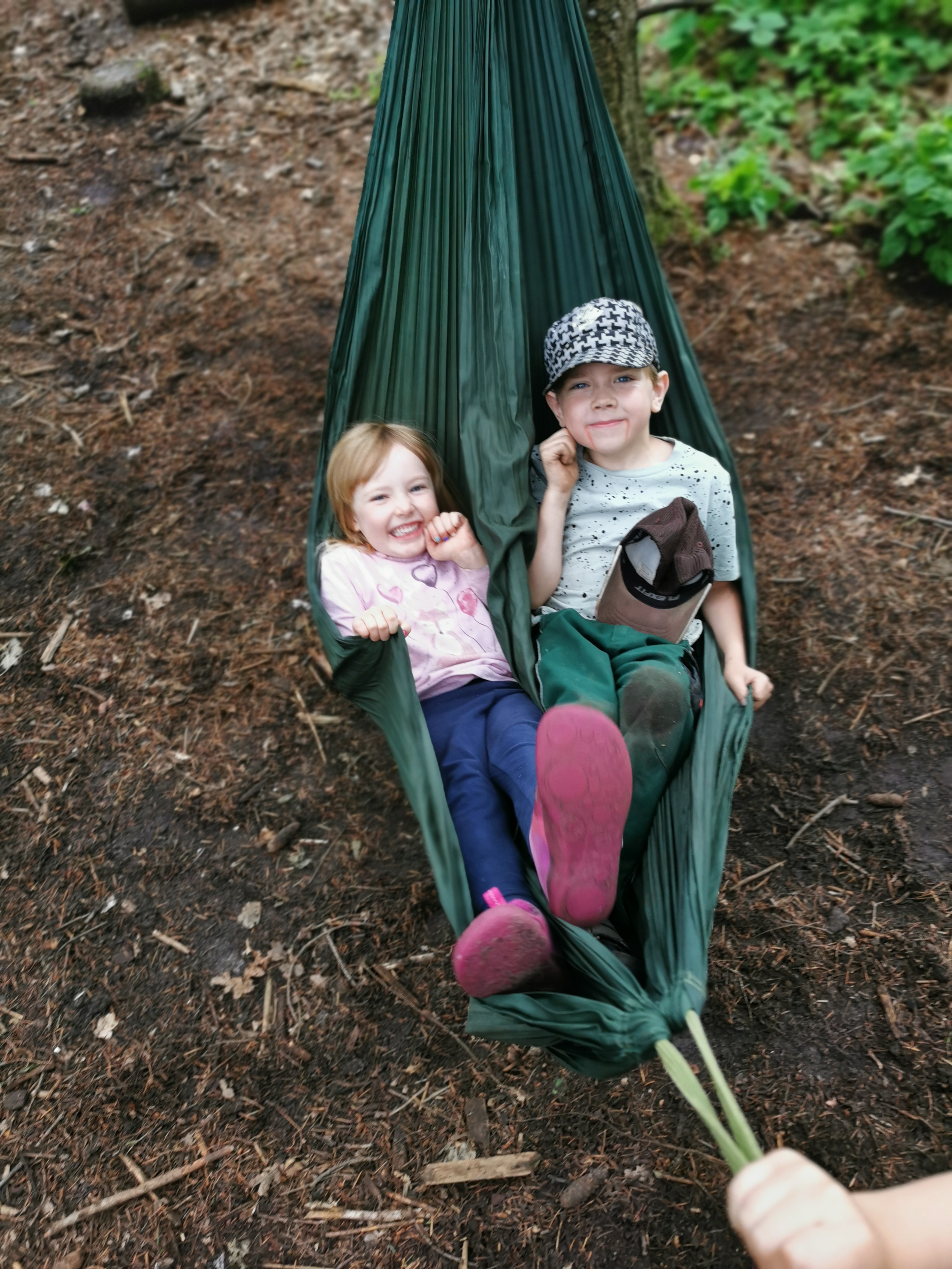Kinder in Hängematte