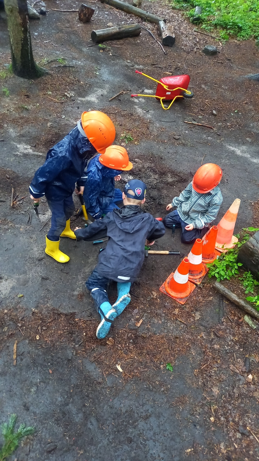spielende Kinder an Baustelle