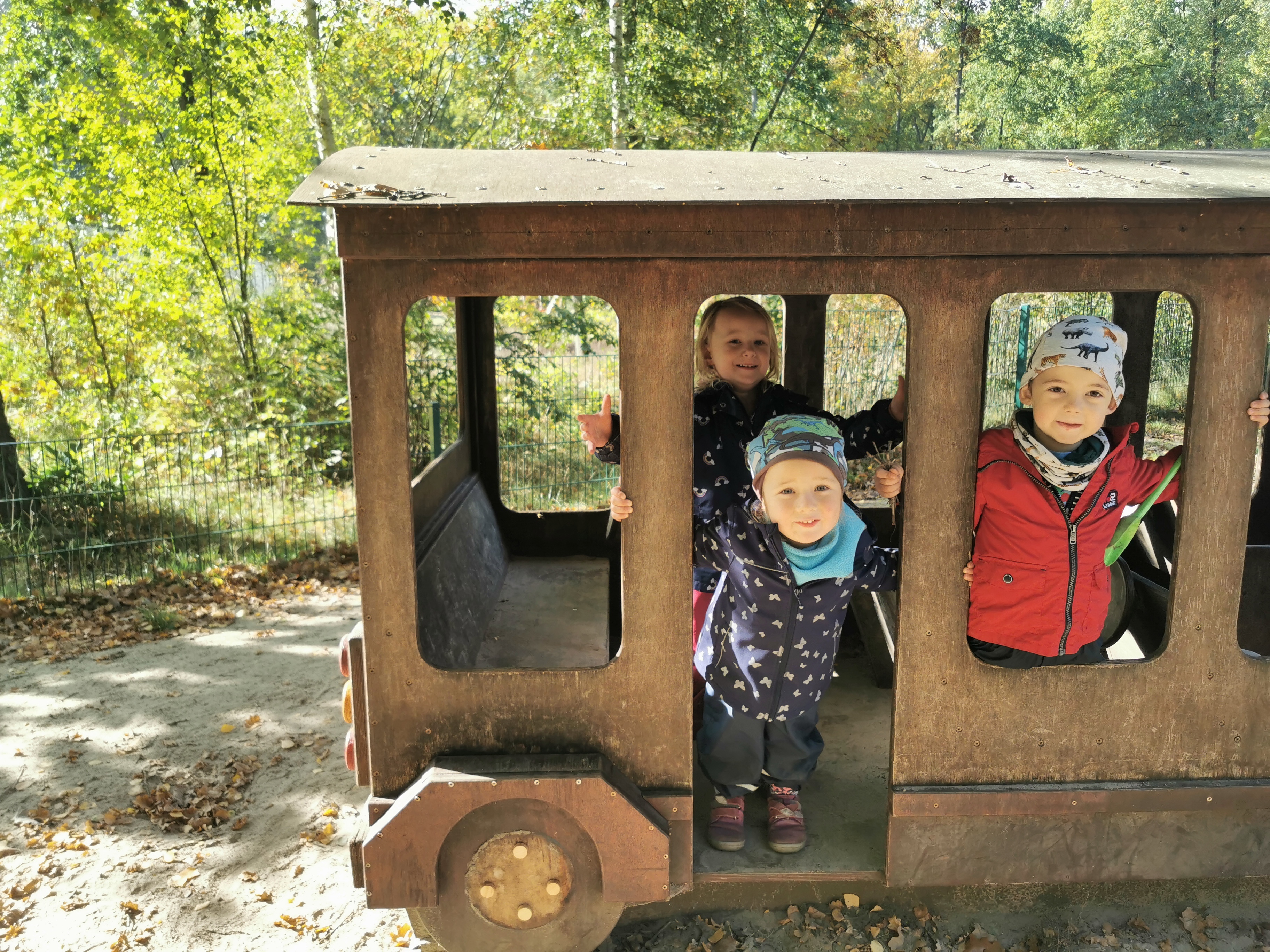 Kinder in Holfahrzeug Kinder in Holzfahrzeug