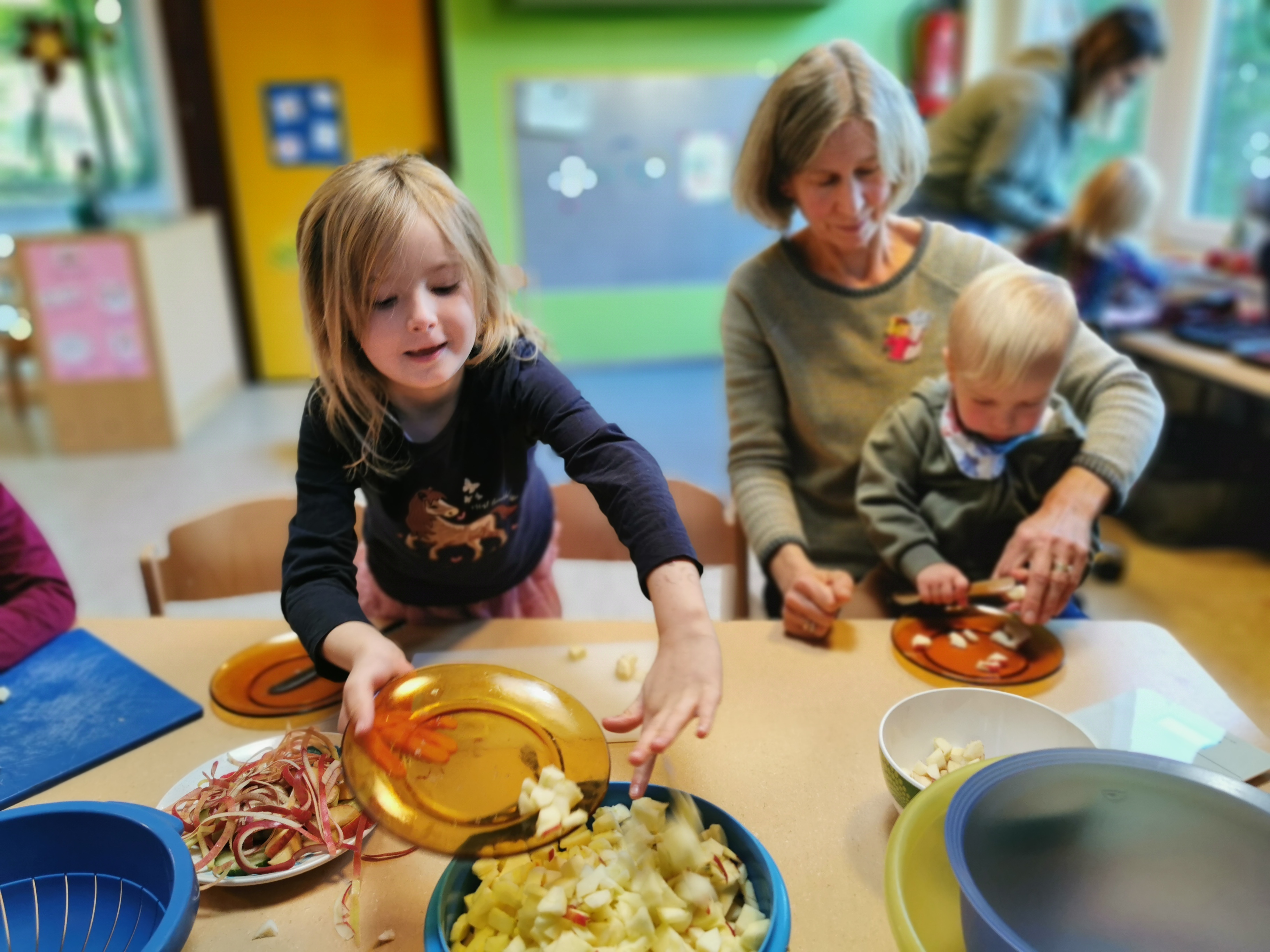 Kind bereitet Essen vor  Kind bereitet Essen vor