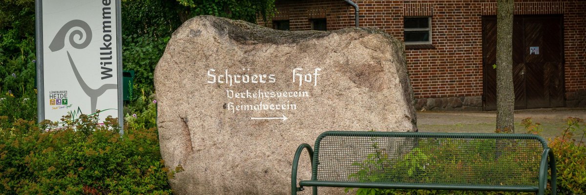 Ein Findling als Wegweiser