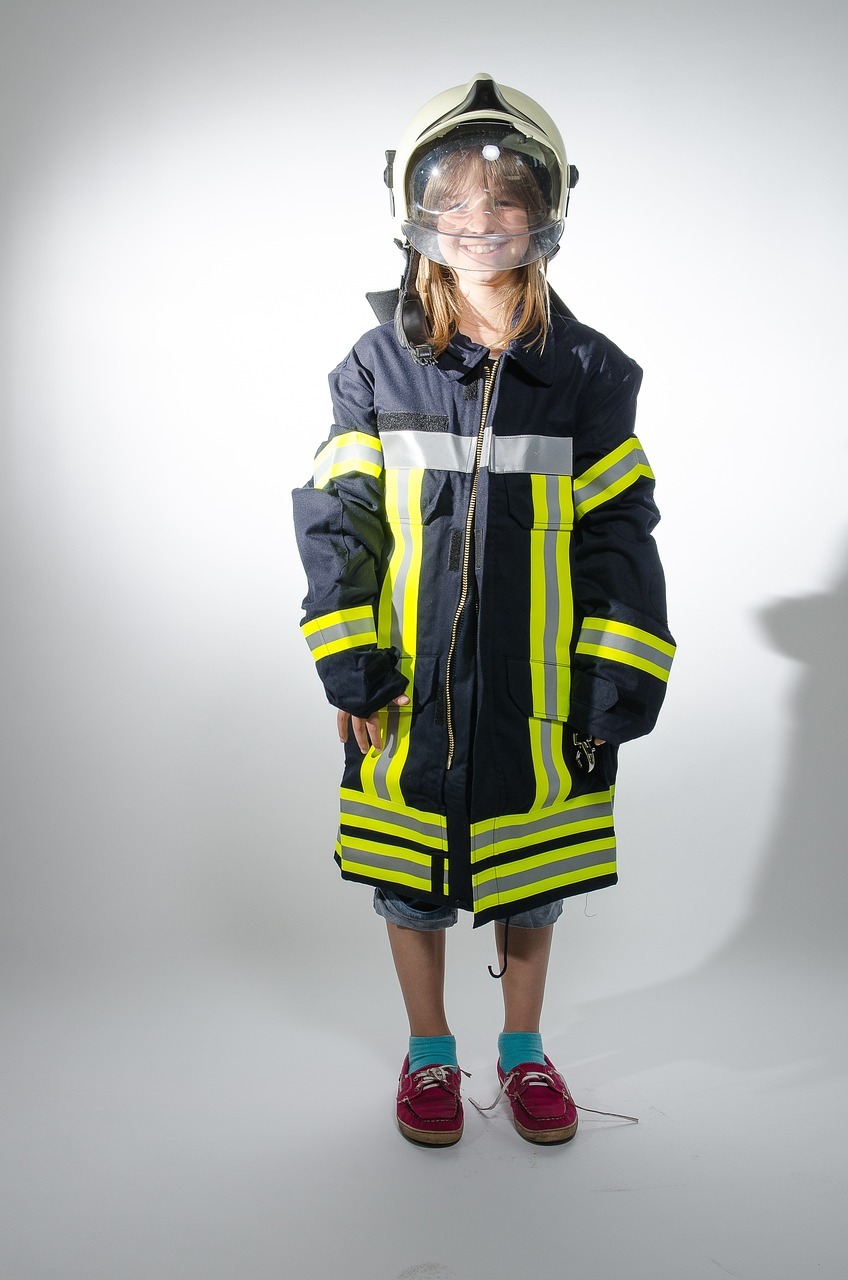 Kind in Feuerwehrjacke Kind in Feuerwehrjacke
