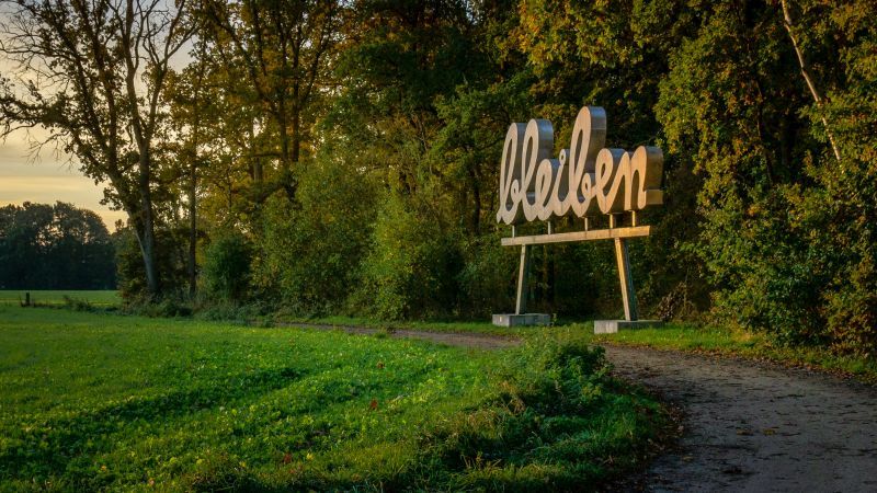 "bleiben" am Ortseingang von Delmsen "bleiben" in Delmsen