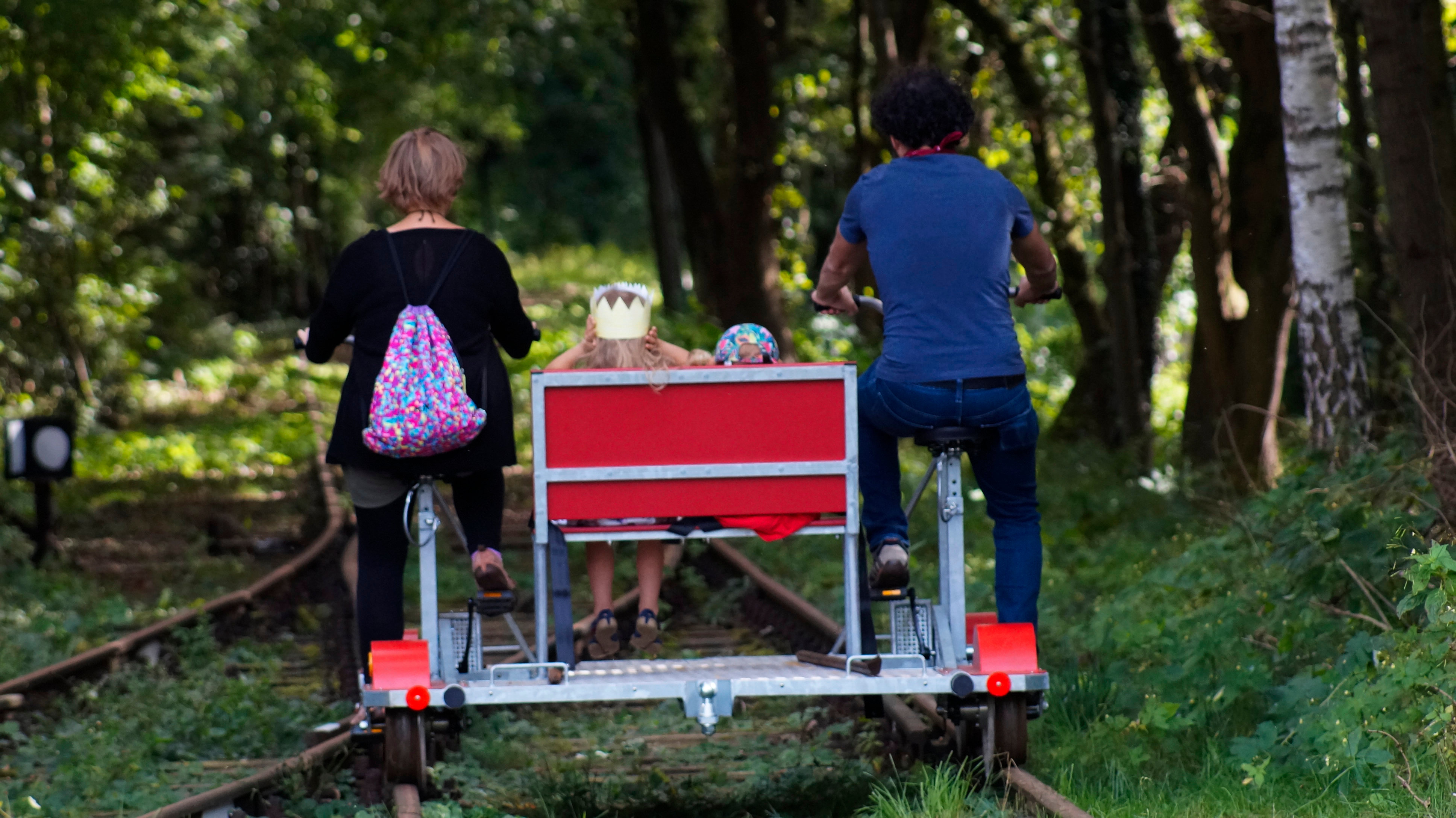 Rote Fahrraddraisine Rote Draisine auf Fahrt