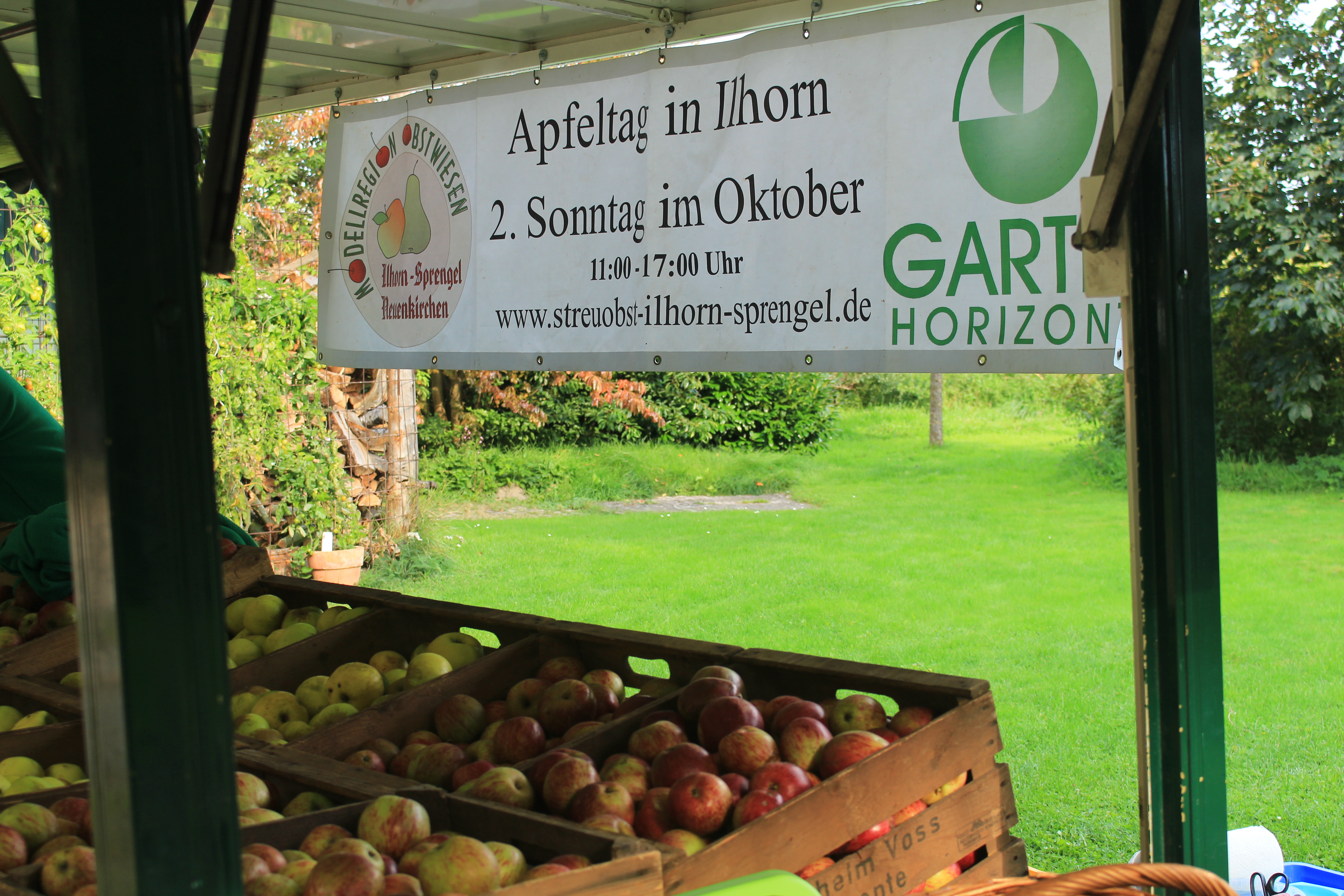 Ein Hinweisschild für den Apfeltag in Ilhorn