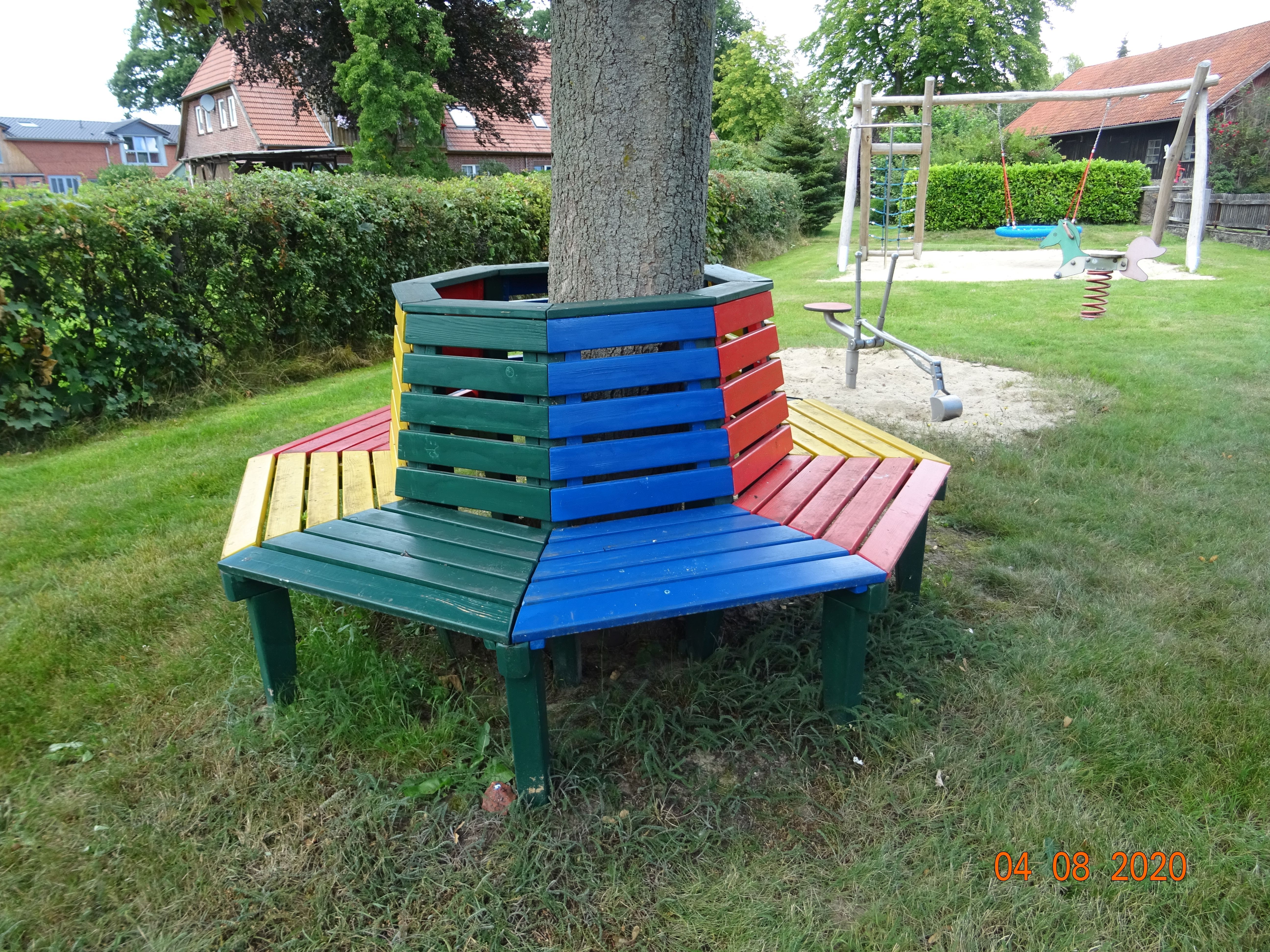 Bank auf dem Spielplatz in Ilhorn