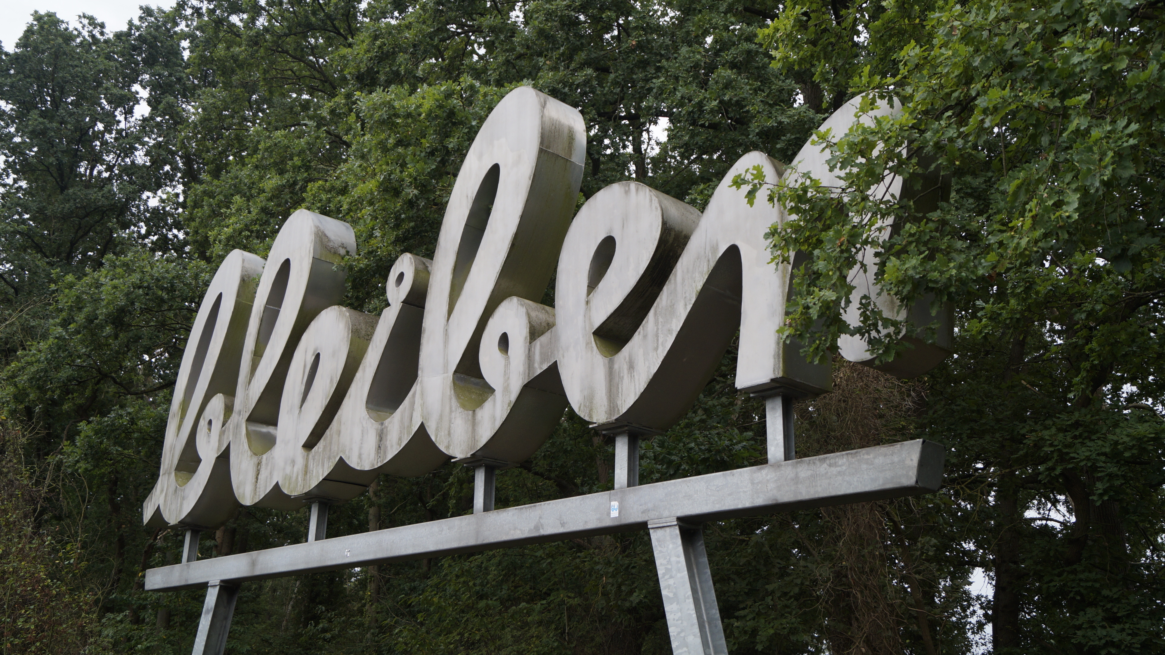 Schriftzug bleiben Kunstwerk am Ortsausgang