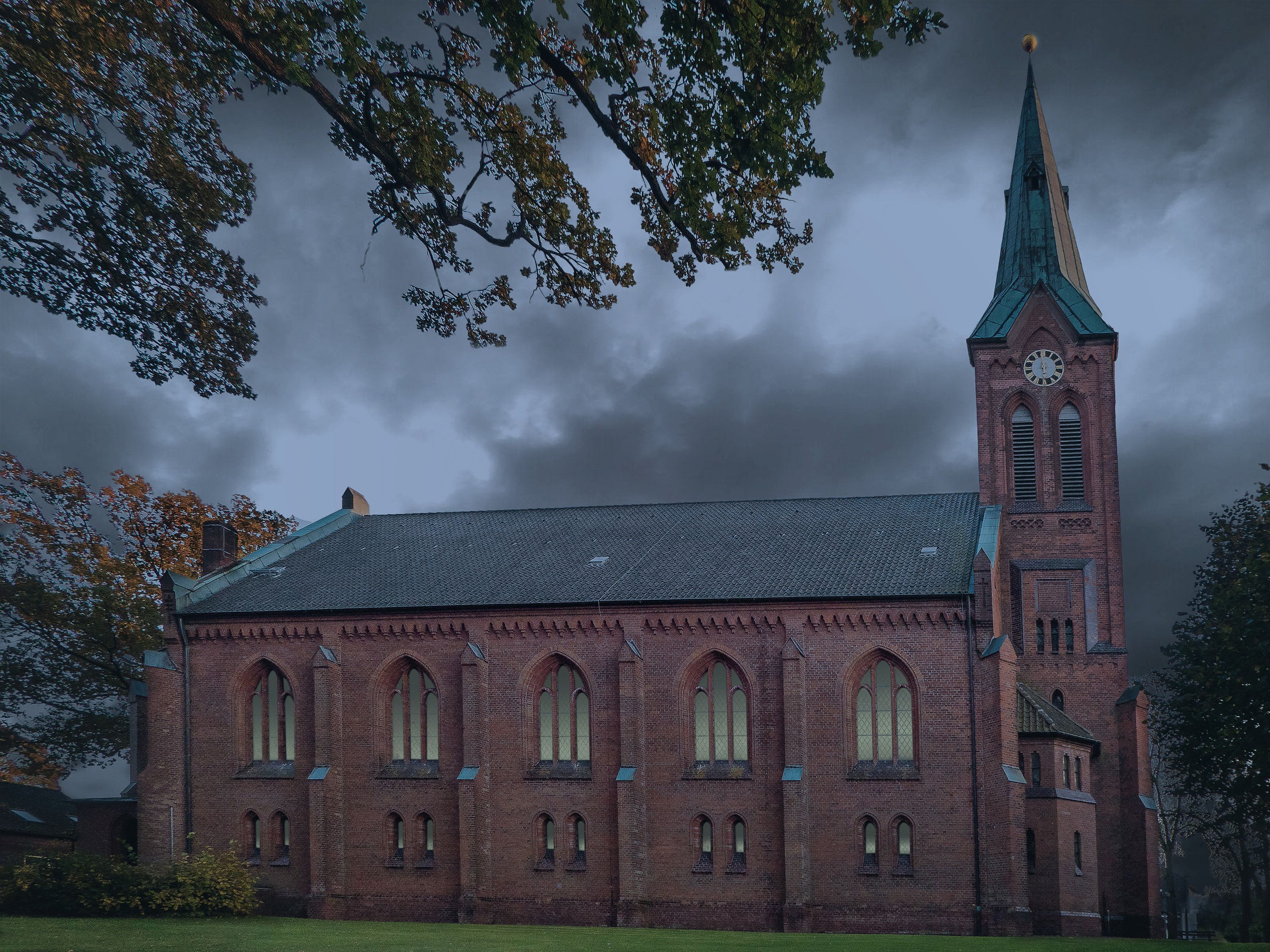 St. Bartholomäus-Kirche am Abend Dunkle Wolken über St. Bartholomäus