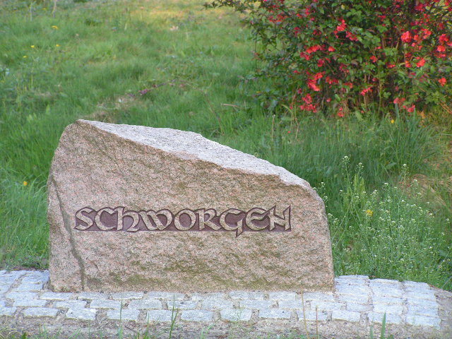 Feldstein mit Schriftzug Schworgen